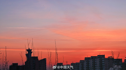 北京周一早晨现绚丽橙红朝霞