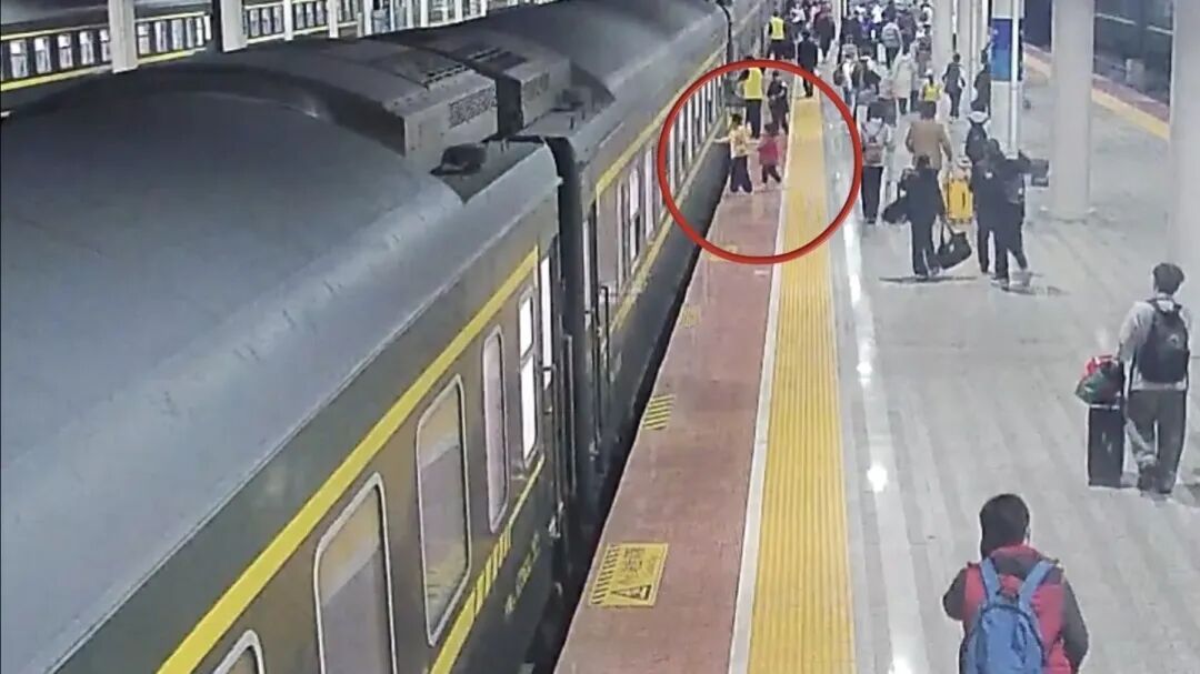 30秒救回!4岁女童不慎跌落站台缝隙,危急时刻乘警伸出援手 30秒救回!4岁女童不慎跌落站台缝隙,危急时刻乘警伸出援手