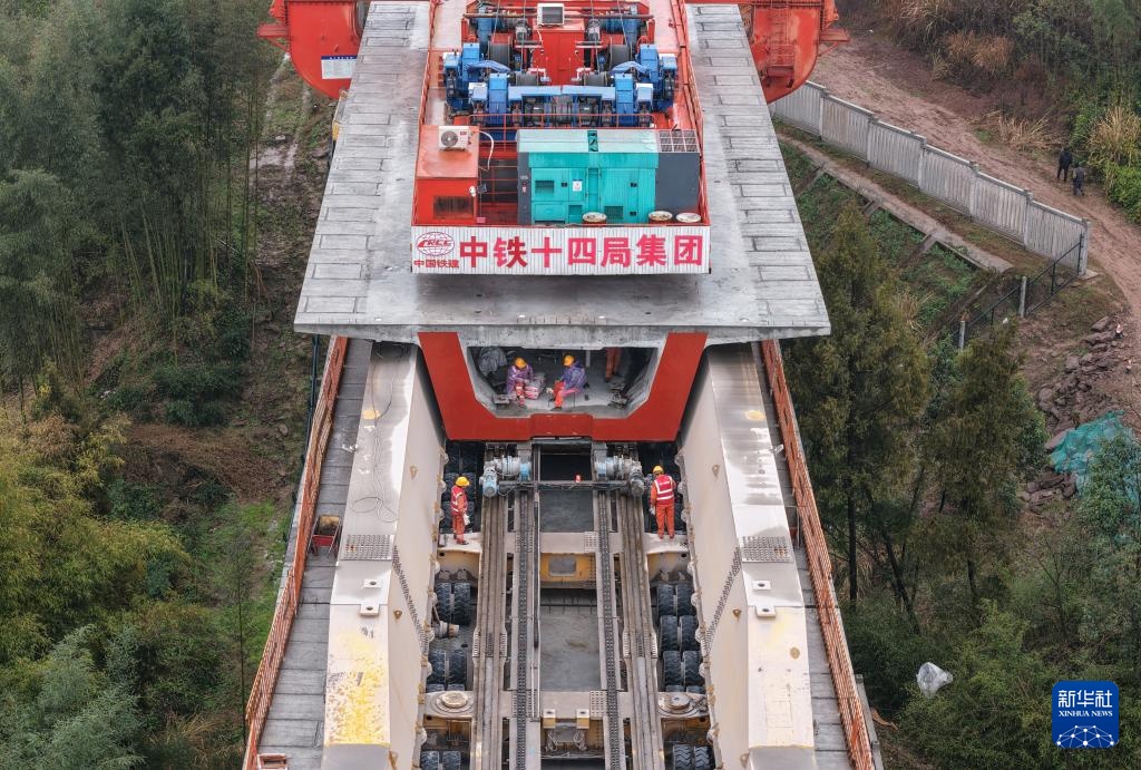 成渝中线高铁重庆大足段架梁完成
