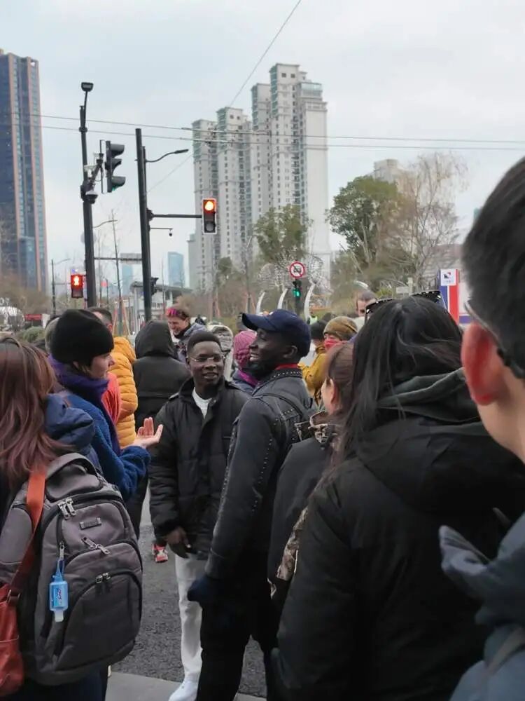 两个法国小伙徒步500多天走到上海，一路上不断有人加入，到达外滩时已有百余名同行者