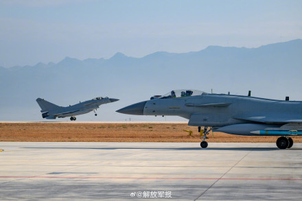 看现场！直击空军战机飞行训练