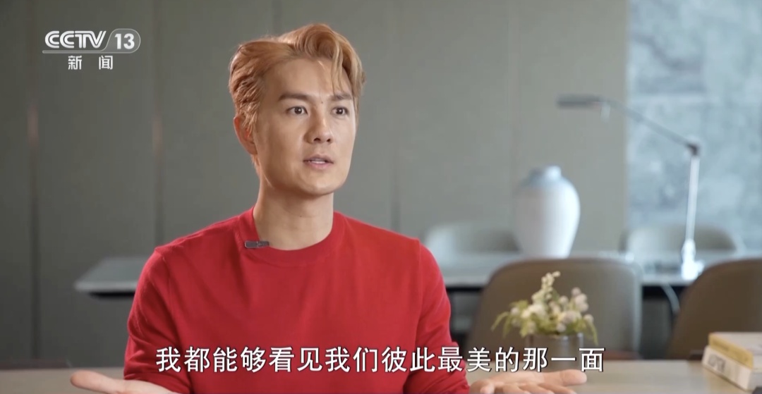 歌手吴克群和菜农一起挤公交，事后他说：这是我见过最暖的一台车