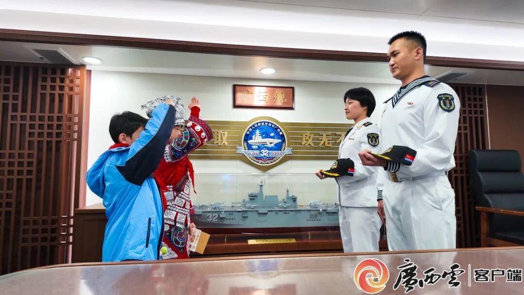 为航母建设捐款的小朋友,登上广西舰! 为航母建设捐款的小朋友,登上广西舰!