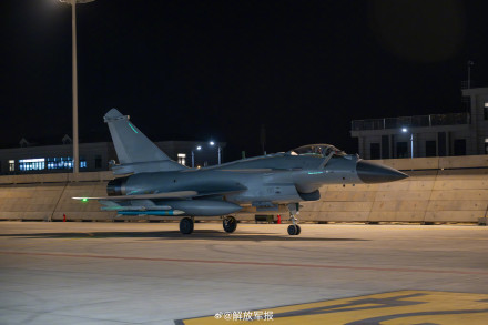 看现场！直击空军战机飞行训练