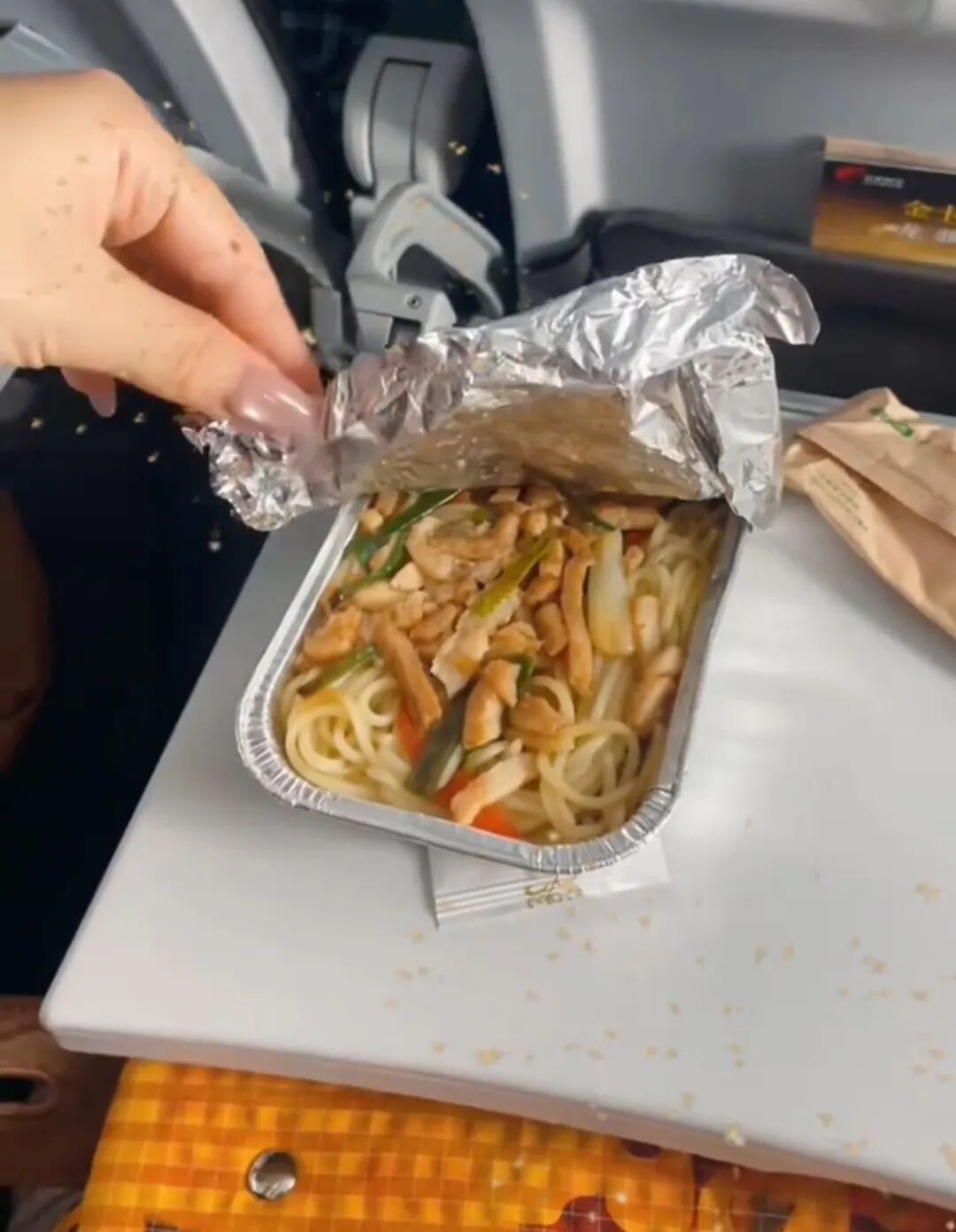 冲上热搜!女子吐槽飞机餐“仅一根青菜”,网友吵翻,当事人再发声,航司回应 冲上热搜!女子吐槽飞机餐“仅一根青菜”,网友吵翻,当事人再发声,航司回应