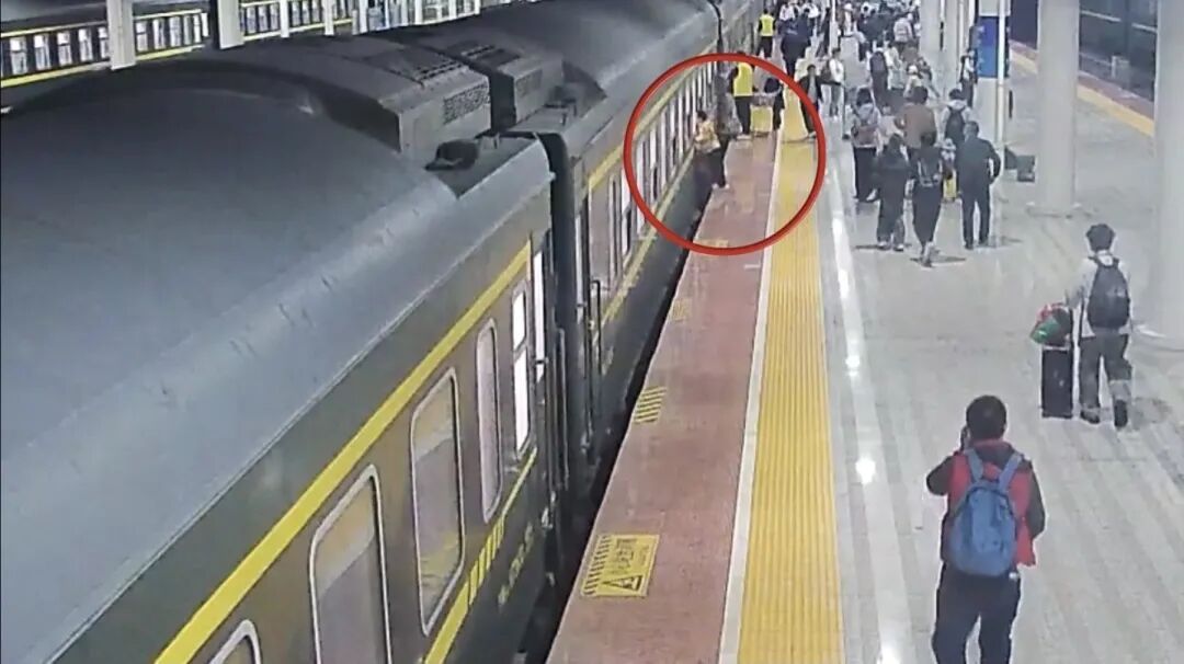 30秒救回!4岁女童不慎跌落站台缝隙,危急时刻乘警伸出援手 30秒救回!4岁女童不慎跌落站台缝隙,危急时刻乘警伸出援手