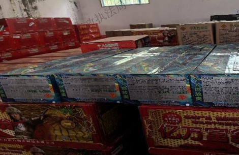 杭州男子专门跑海宁买烟花，燃放时炸伤围观者，赔偿500元！民警：传唤调查