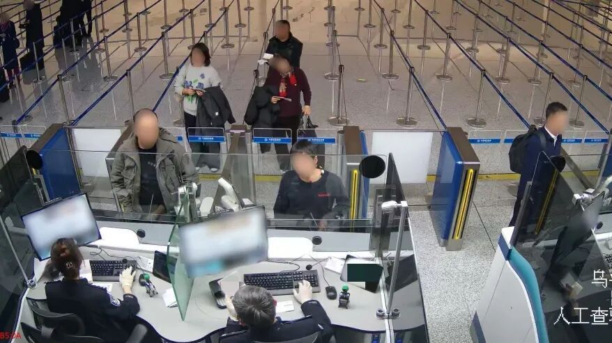旅客办理入境手续，民警一看发际线：不对劲！