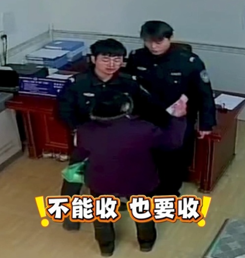 吓“崩溃”！乘车48公里，攥着1000元...民警巧妙“收下”老人的心意