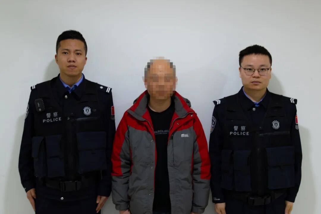 旅客办理入境手续，民警一看发际线：不对劲！