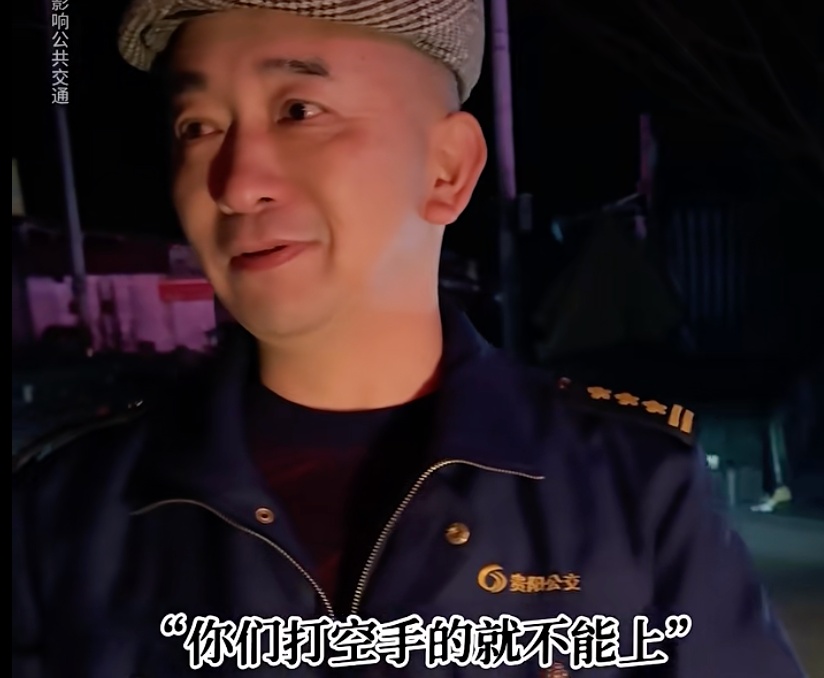 歌手吴克群和菜农一起挤公交，事后他说：这是我见过最暖的一台车