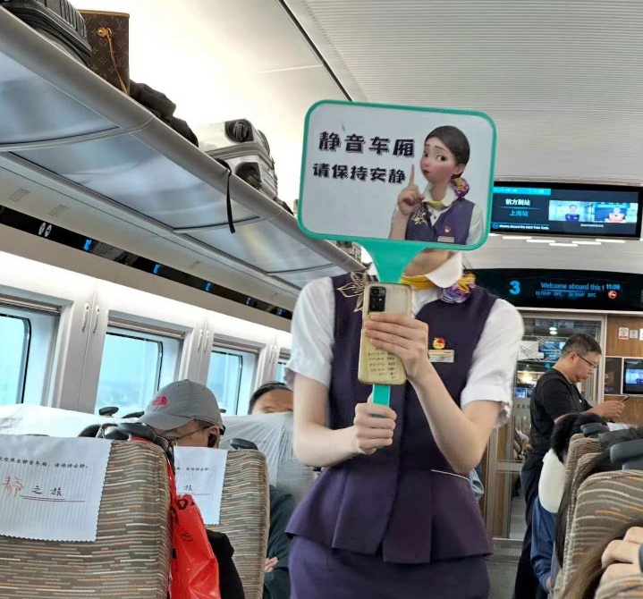 无座票乘客被劝离静音车厢？评论区吵翻，12306回应