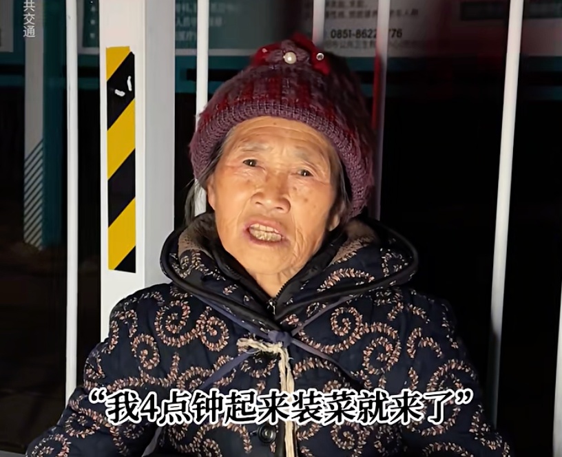 歌手吴克群和菜农一起挤公交，事后他说：这是我见过最暖的一台车