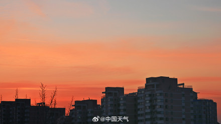 北京周一早晨现绚丽橙红朝霞