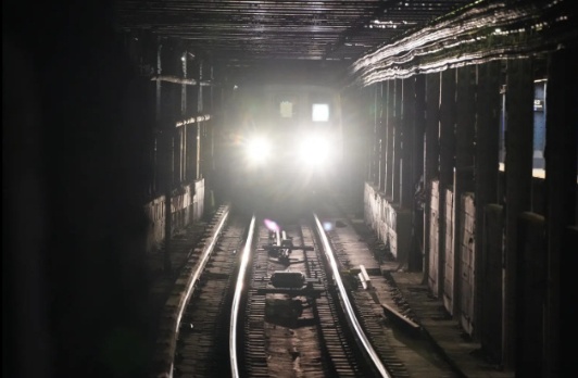 美国纽约地铁一天内在不同线路的列车车厢里发现两具遗体，警方：法医将尸检确定死因