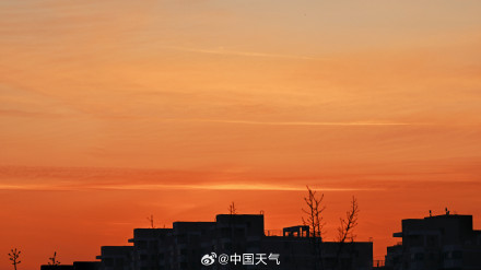 北京周一早晨现绚丽橙红朝霞