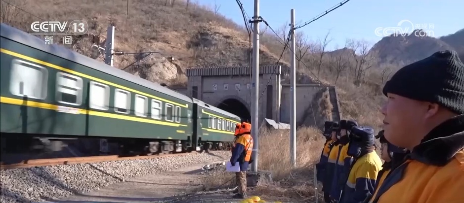 2026年春运 | 用青春战冰 隧道里“打冰人”守护安全归乡路 2026年春运 | 用青春战冰 隧道里“打冰人”守护安全归乡路