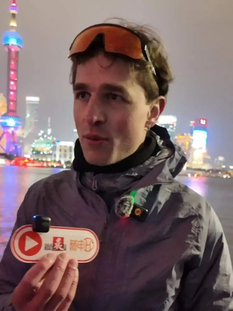 两个法国小伙徒步500多天走到上海，一路上不断有人加入，到达外滩时已有百余名同行者