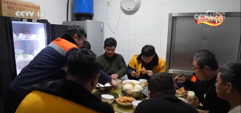 2026年春运 | 用青春战冰 隧道里“打冰人”守护安全归乡路 2026年春运 | 用青春战冰 隧道里“打冰人”守护安全归乡路