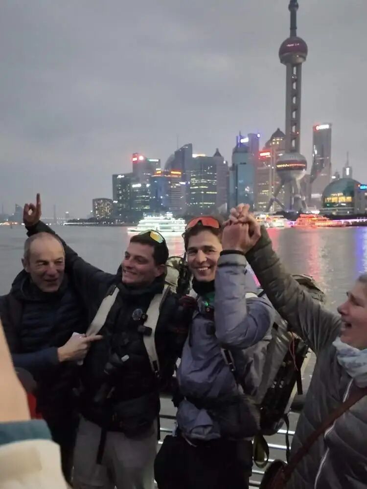 两个法国小伙徒步500多天走到上海，一路上不断有人加入，到达外滩时已有百余名同行者