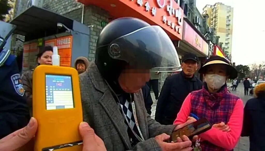 酒后骑车也违法，上海已有多人被罚！有醉骑者身亡，有醉骑者追尾负主责……