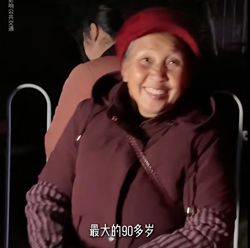 歌手吴克群和菜农一起挤公交，事后他说：这是我见过最暖的一台车