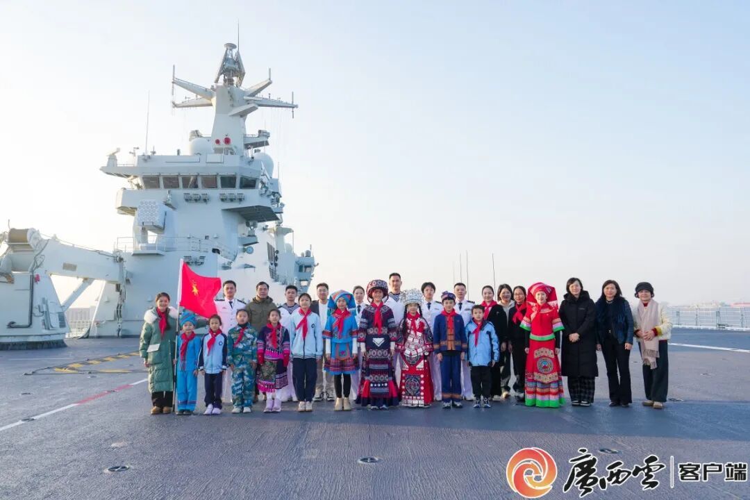 为航母建设捐款的小朋友,登上广西舰! 为航母建设捐款的小朋友,登上广西舰!