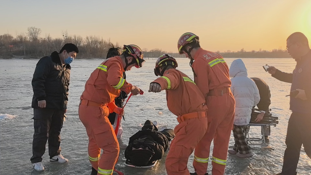 男子冰钓遇险 消防快速救援——丰台消防救出一名被困冰面伤者 男子冰钓遇险 消防快速救援——丰台消防救出一名被困冰面伤者