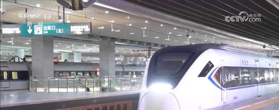 多地加开“夕发朝至”高铁缓解运输压力 精细化服务让春运之路暖意融融 多地加开“夕发朝至”高铁缓解运输压力 精细化服务让春运之路暖意融融