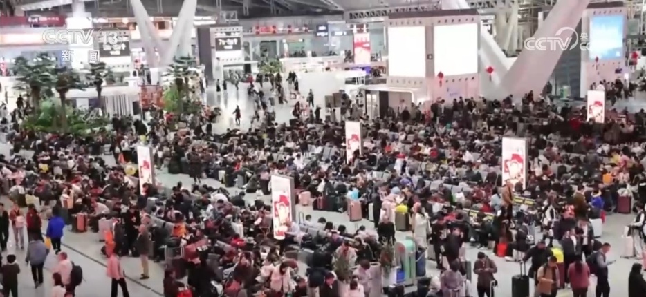 多地加开“夕发朝至”高铁缓解运输压力 精细化服务让春运之路暖意融融 多地加开“夕发朝至”高铁缓解运输压力 精细化服务让春运之路暖意融融