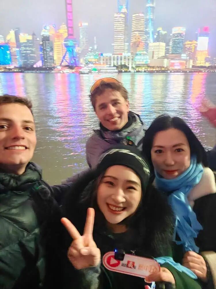 两个法国小伙徒步500多天走到上海，一路上不断有人加入，到达外滩时已有百余名同行者