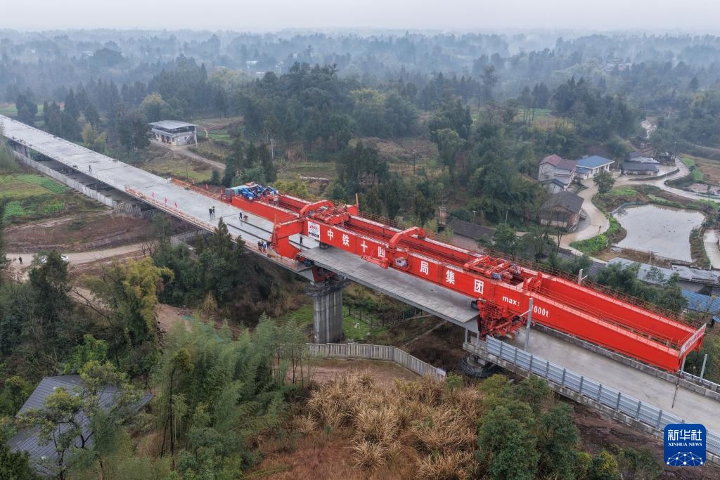 成渝中线高铁重庆大足段架梁完成