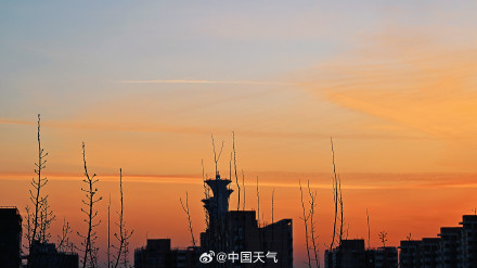 北京周一早晨现绚丽橙红朝霞