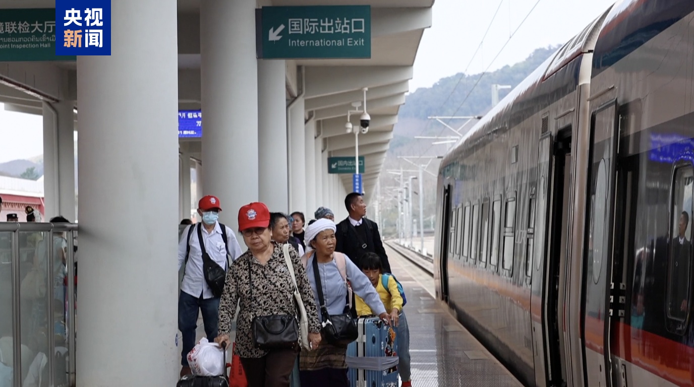 同比增长超三成 中老铁路迎来外国人入境春节游高峰