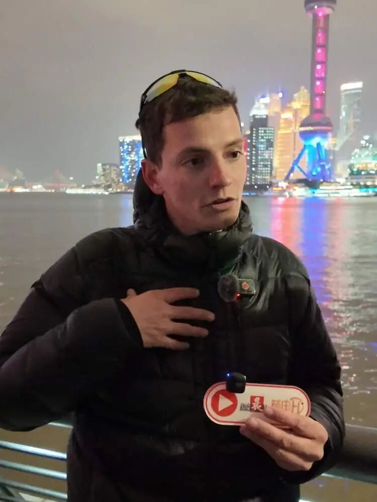 两个法国小伙徒步500多天走到上海，一路上不断有人加入，到达外滩时已有百余名同行者