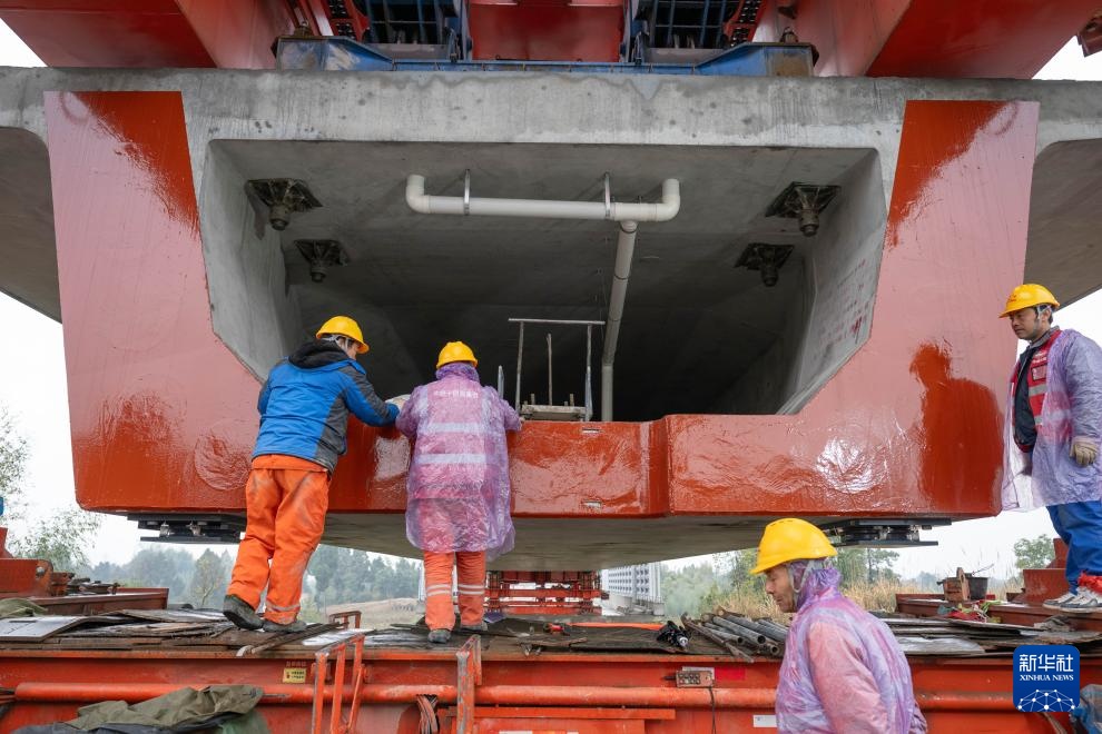 成渝中线高铁重庆大足段架梁完成