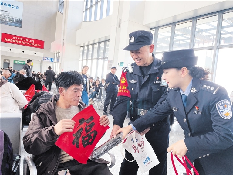 春运首日海口南港客流量明显增多，重点区域增加执勤警力