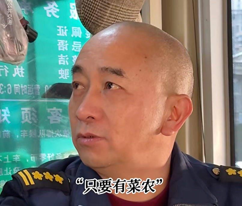 歌手吴克群和菜农一起挤公交，事后他说：这是我见过最暖的一台车