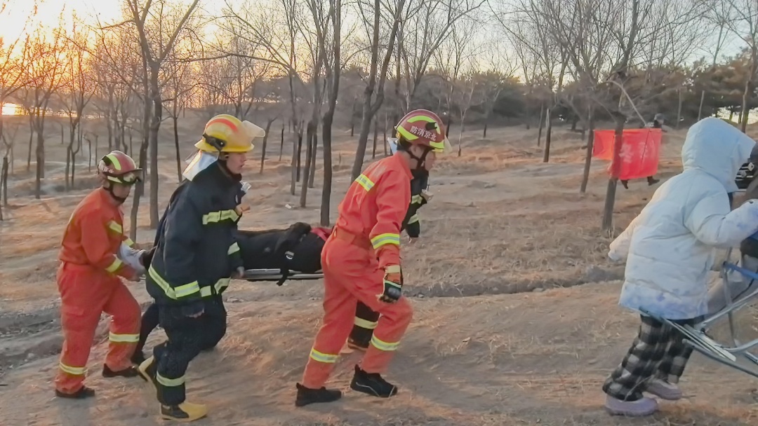 男子冰钓遇险 消防快速救援——丰台消防救出一名被困冰面伤者 男子冰钓遇险 消防快速救援——丰台消防救出一名被困冰面伤者
