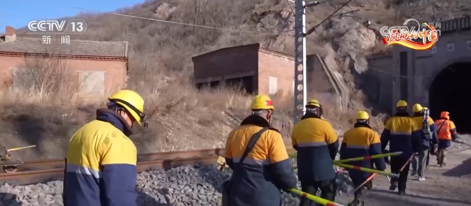 2026年春运 | 用青春战冰 隧道里“打冰人”守护安全归乡路 2026年春运 | 用青春战冰 隧道里“打冰人”守护安全归乡路