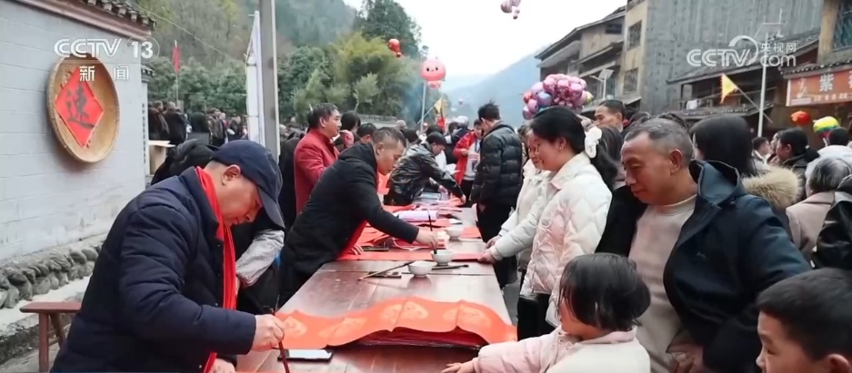 年货大集开市打造“逛买玩赏食”新体验 特色年俗活动点燃文旅消费热潮