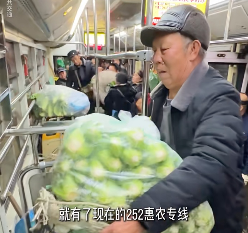 歌手吴克群和菜农一起挤公交，事后他说：这是我见过最暖的一台车