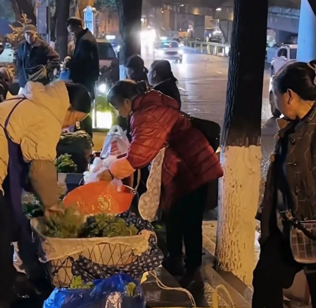 歌手吴克群和菜农一起挤公交，事后他说：这是我见过最暖的一台车