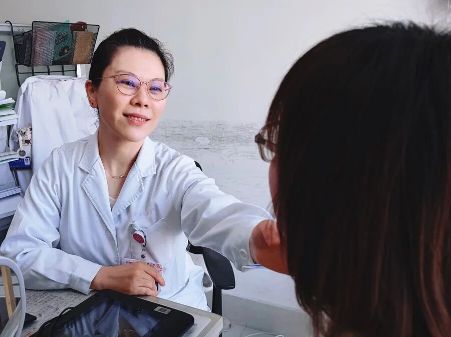 “老姐妹”组团医美！“午餐美容”受热捧，专家提醒这事年轻时就得做