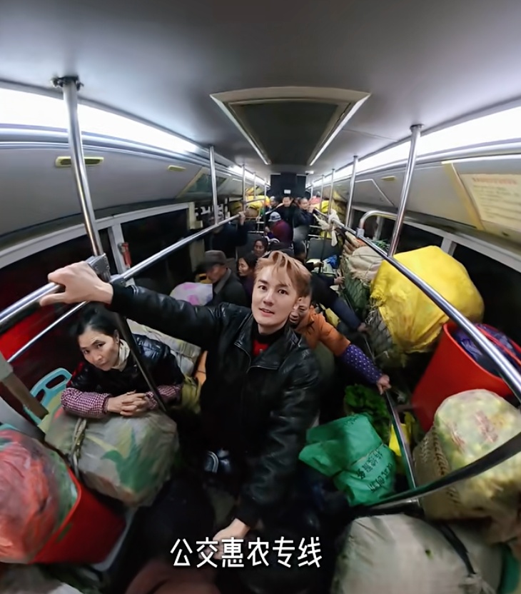 歌手吴克群和菜农一起挤公交，事后他说：这是我见过最暖的一台车