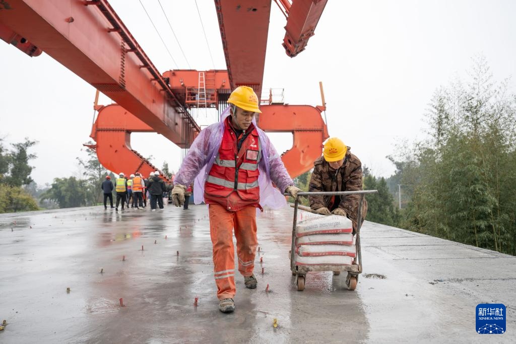 成渝中线高铁重庆大足段架梁完成