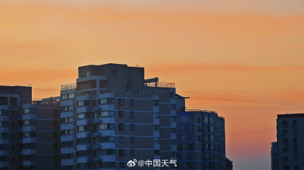 北京周一早晨现绚丽橙红朝霞