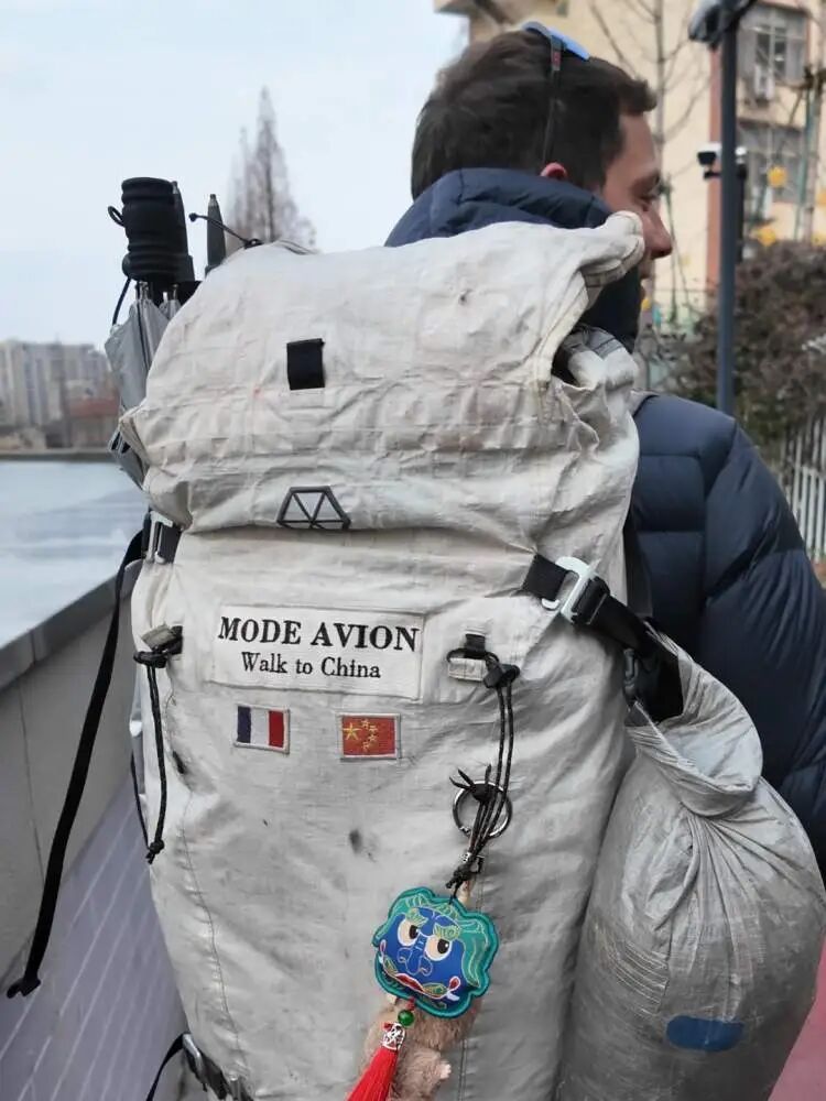 两个法国小伙徒步500多天走到上海，一路上不断有人加入，到达外滩时已有百余名同行者