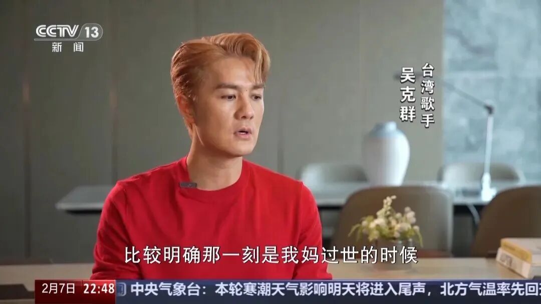 歌手吴克群和菜农一起挤公交，事后他说：这是我见过最暖的一台车