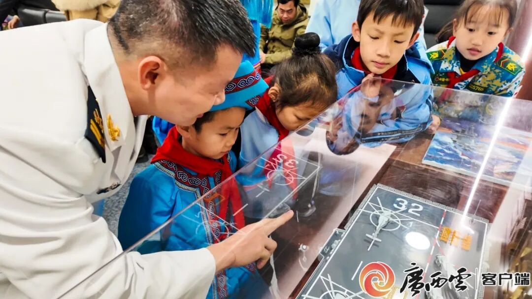 为航母建设捐款的小朋友,登上广西舰! 为航母建设捐款的小朋友,登上广西舰!